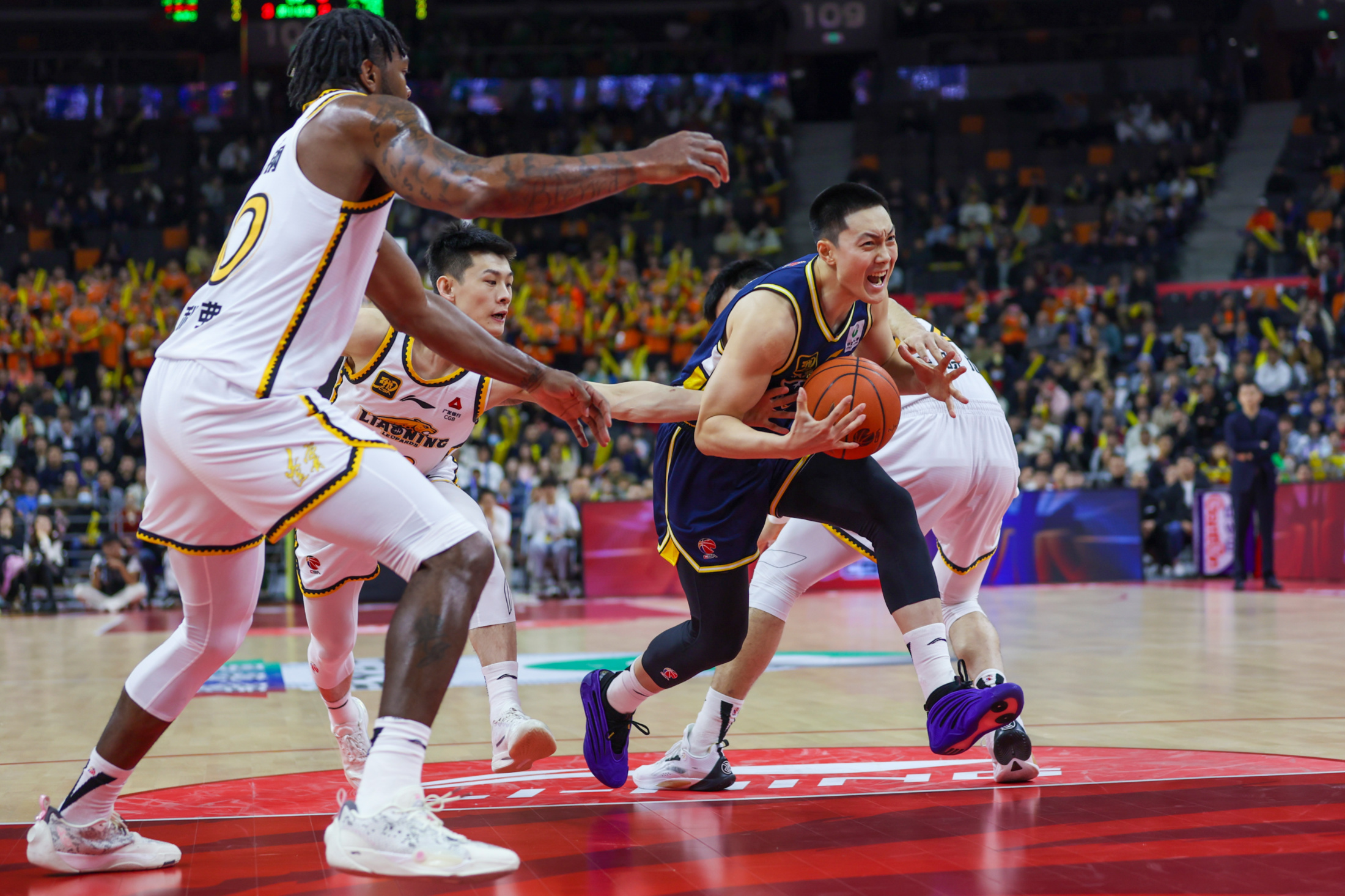 强劲内线压制对手，帮助球队顺利获胜