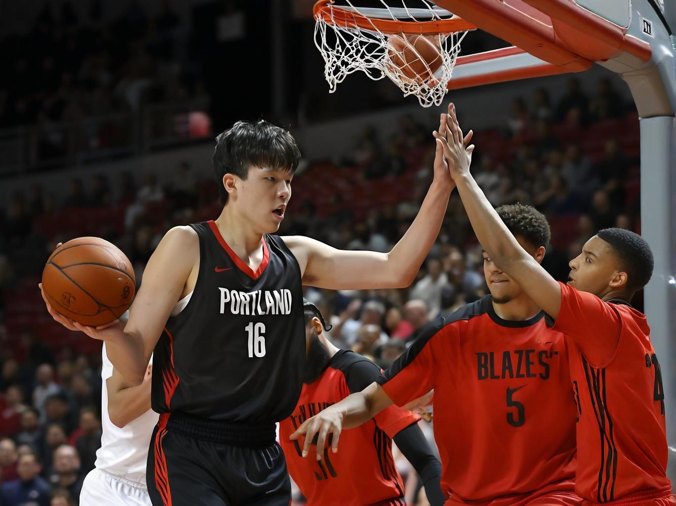 开拓者主教练为球队制定新战术备战