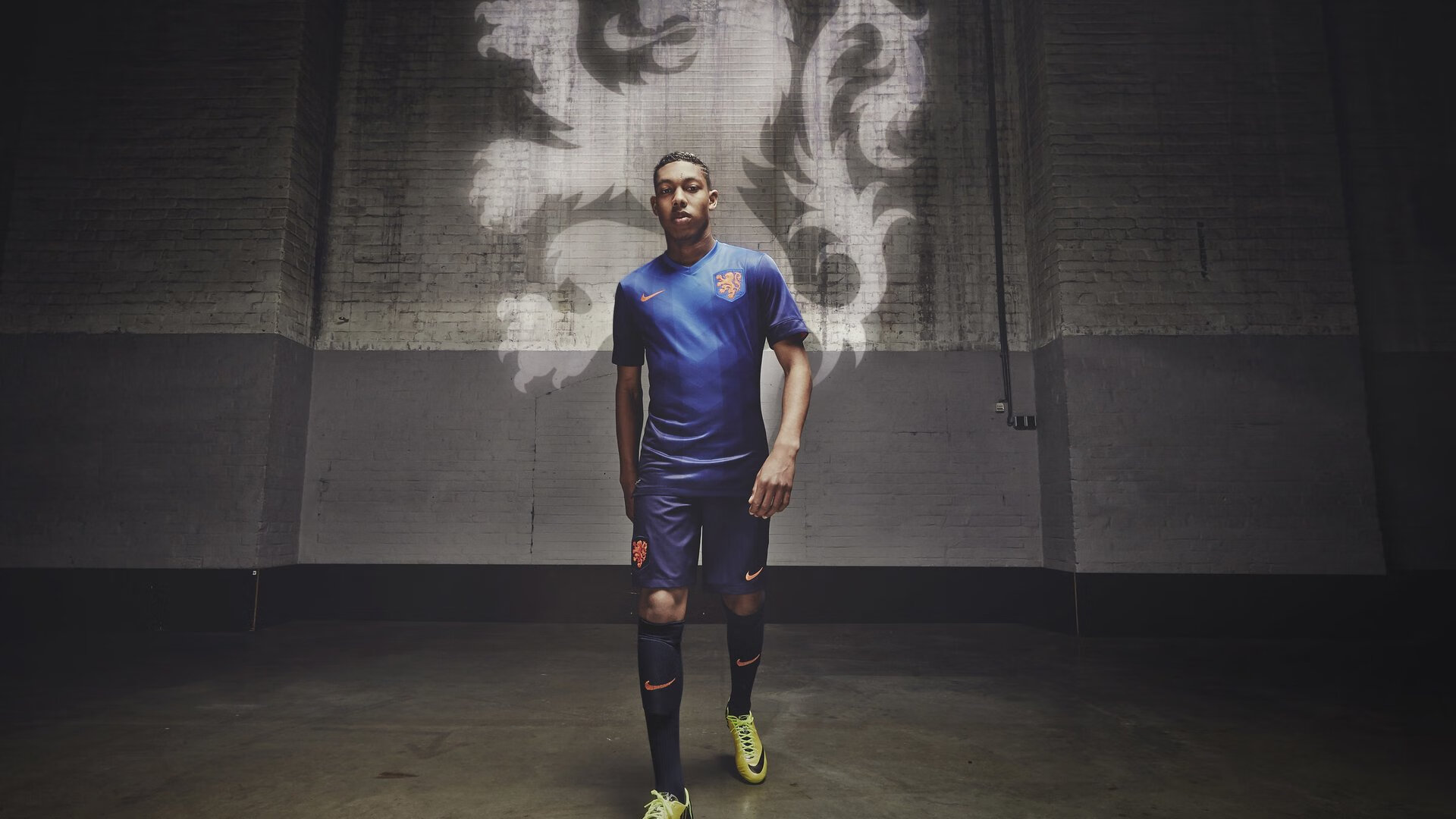 赛道与绿茵场，当F1争冠战火遇上尼日利亚的逆袭之夜